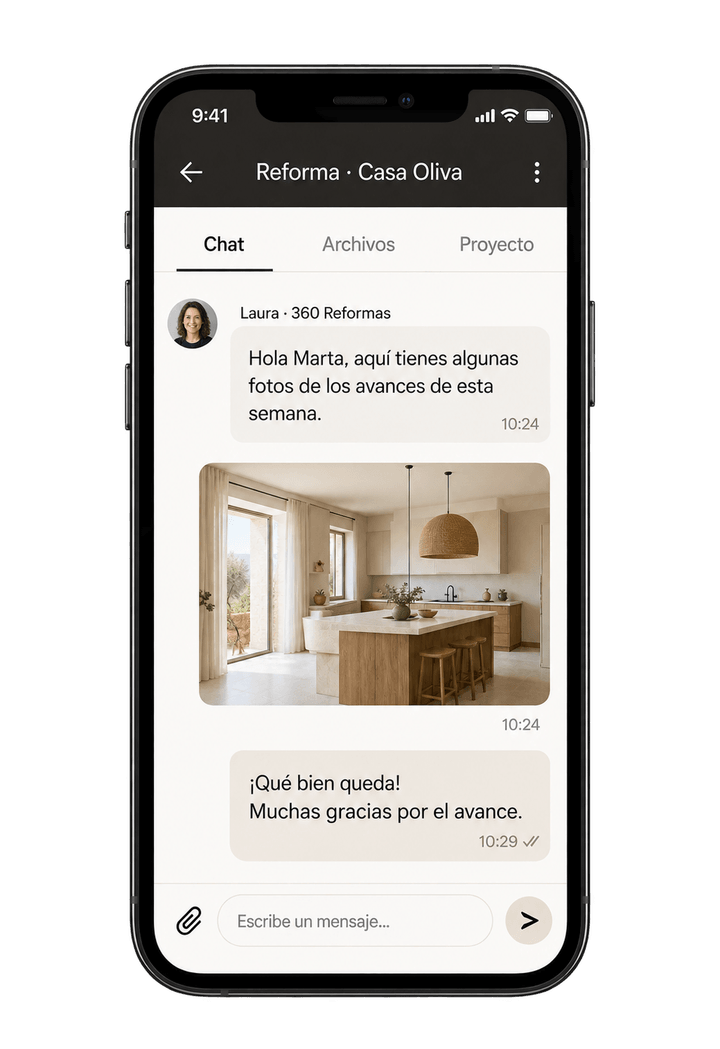 Vista previa del chat de un proyecto en la app: el equipo comparte una foto del avance de la cocina y el cliente responde.